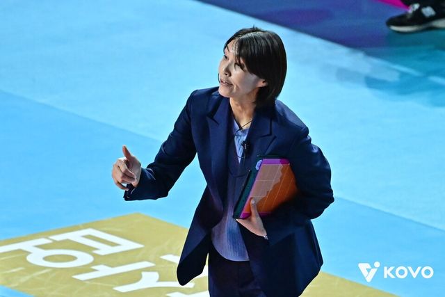 흥국생명 요시하라 토모코 감독이 31일 인천 삼산월드체육관에서 열린 2025-2026 V-리그 4라운드 현대건설과의 경기에서 선수들을 지도하고 있다. /사진=KOVO