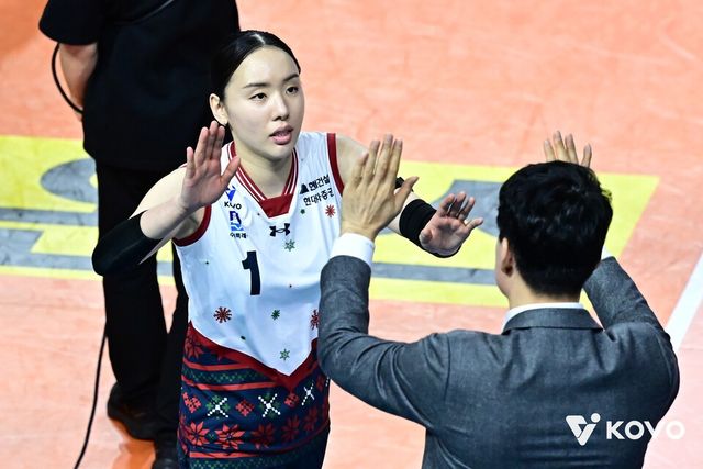 현대건설 이예림이 31일 오후 7시 인천 삼산월드체육관에서 열린&nbsp;2025-2026 V-리그 4라운드 흥국생명과의 경기 후 강성형 감독과 기쁨을 나누고 있다. /사진=KOVO