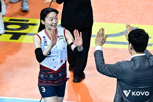 현대건설 김다인이 31일 오후 7시 인천 삼산월드체육관에서 열린&nbsp;2025-2026 V-리그 4라운드 흥국생명과의 경기 후 강성형 감독과 기쁨을 나누고 있다. /사진=KOVO