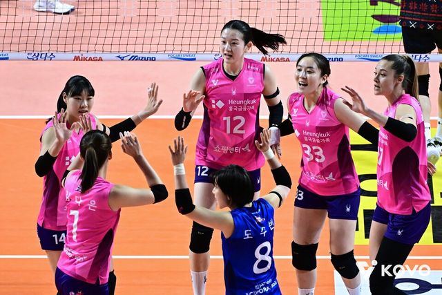 흥국생명 선수단이 31일 오후 7시 인천 삼산월드체육관에서 열린&nbsp;2025-2026 V-리그 4라운드 현대건설과의 경기에서 득점 이후 환호하고 있다. /사진=KOVO