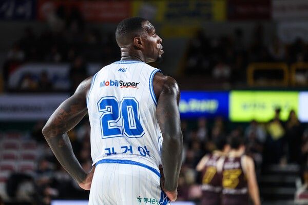 4일 창원체육관에서 열린 2025~2026 LG전자 남자프로농구(KBL) 정규리그 창원 LG 세이커스와의 2라운드 경기에서 활약 중인 라건아. /사진=KBL