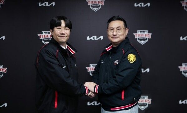 KIA 타이거즈 양현종과 심재학 단장. /사진=KIA 타이거즈