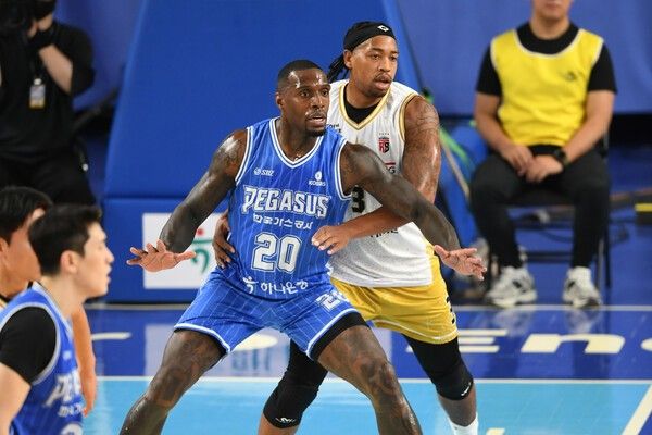 6일 대구체육관에서 열린 2025~2026 LG전자 남자프로농구(KBL) 정규리그 안양 정관장 레드부스터스와의 2라운드 경기에서 브라이스 워싱턴과 경합중인 라건아. /사진=KBL