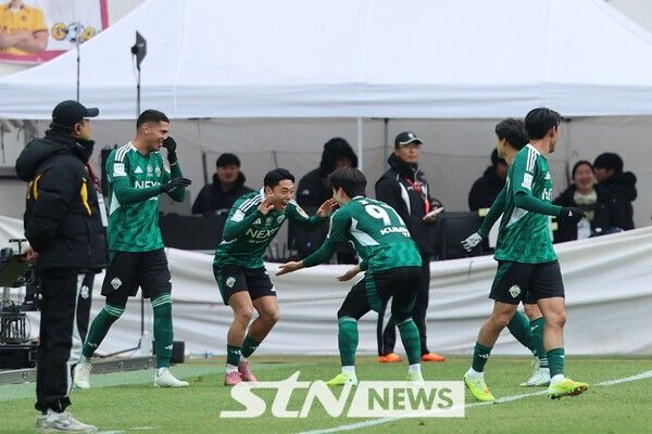 전북현대 이동준이 6일 오후 서울 마포구 서울월드컵경기장에서 열린 광주FC와 전북현대의 2025 하나은행 코리아컵 결승전에서 선제골을 넣은 뒤 기뻐하고 있다. /사진=뉴시스