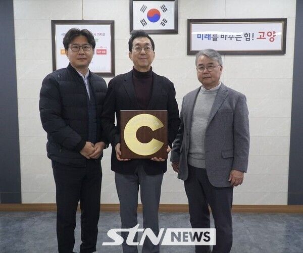 강승필 사장(가운데)이 인정패를 들고 기념촬영을 하고 있다/사진=공사