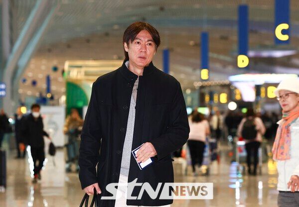 홍명보 대한민국 축구 국가대표팀 감독이 3일 오전 인천 중구 제2여객터미널에서 출국장으로 이동하고 있다. 홍 감독은 이날 2026 북중미 월드컵 조 추첨식 참석과 베이스캠프 후보지를 둘러보기 위해 미국 워싱턴DC로 출국한다. /사진=뉴시스
