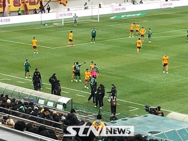 심판 판정에 항의하다 퇴장당하는 광주FC 이정효 감독. /사진=이형주 기자(서울월드컵경기장)