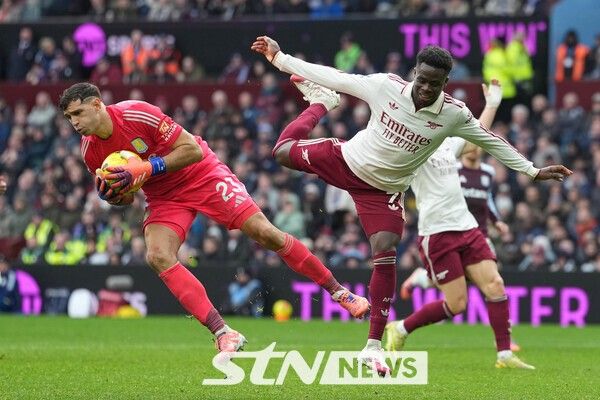 6일 오후 9시 30분(한국시간) 영국 버밍엄에 위치한 빌라 파크서에서 열린 2025~26시즌 잉글리시&nbsp;프리미어리그(EPL) 15라운드 아스톤 빌라전에서 활약 중인 부카요 사카. /사진=뉴시스(AP)