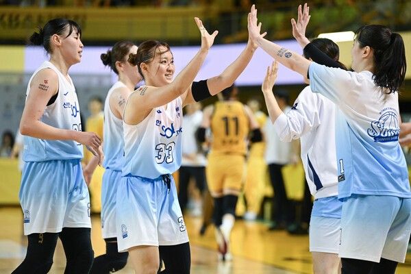 기뻐하는 신한은행 에스버드 히라노 미츠키와 동료들. /사진=WKBL