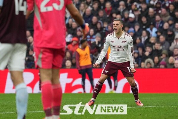 6일 오후 9시 30분(한국시간) 영국 버밍엄에 위치한 빌라 파크서에서 열린 2025~26시즌 잉글리시&nbsp;프리미어리그(EPL) 15라운드 아스톤 빌라전에서 득점 후 포효하는 레안드로 트로사르. /사진=뉴시스(AP)