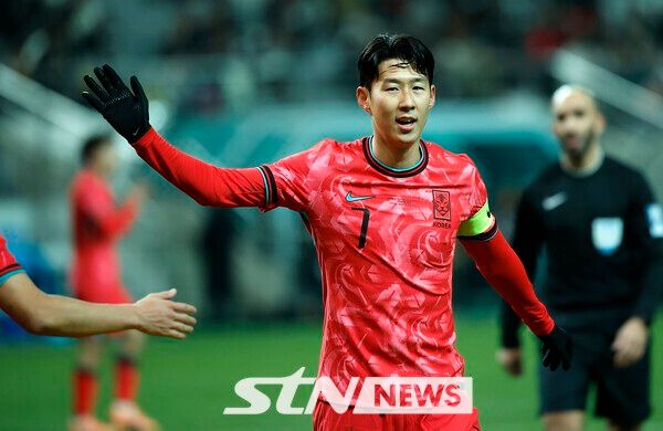 18일 오후 서울 마포구 서울월드컵경기장에서 열린 축구 국가대표팀 평가전 대한민국과 가나의 경기, 손흥민이 동료와 하이파이브를 하고 있다. /사진=뉴시스