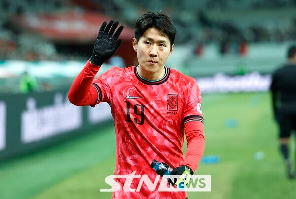 서울월드컵경기장에서 열린 축구 국가대표팀 평가전 대한민국과 가나의 경기, 이강인이 교체되며 관중들에게 인사를 하고 있다. /사진=뉴시스