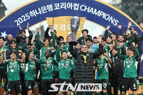 6일 오후 서울 마포구 서울월드컵경기장에서 열린 광주FC와 전북현대의 2025 하나은행 코리아컵 결승전에서 2대 1로 승리한 거스 포옛 전북현대 감독을 비롯한 선수들이 우승트로피를 들어올리고 있다. /사진=뉴시스