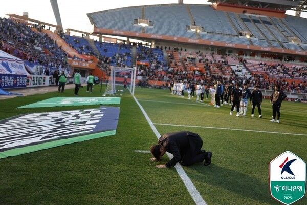 수원삼성 변성환 감독이 7일 제주월드컵경기장에서 치러진 제주SK와의 하나은행 K리그 2025 승강 플레이오프 2차전 패배 후 팬들에게 사과의 인사를 전하고 있다. /사진=한국프로축구연맹