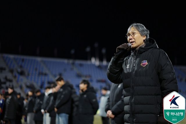 수원FC 최순호 단장이 8일 수원종합운동장에서 치러진 하나은행 K리그 2025 승강 플레이오프 부천FC전 이후 팬들 앞에 선 모습. /사진=한국프로축구연맹