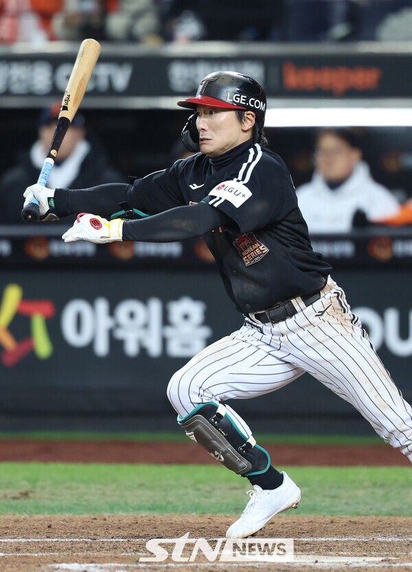 29일 대전 중구 한화생명볼파크에서 열린 2025 KBO 한국시리즈 3차전 LG 트윈스와 한화 이글스의 경기, LG 8회초 공격 1사 주자 2루서 신민재가 안타를 때리며 출루하고 있다. /사진=뉴시스