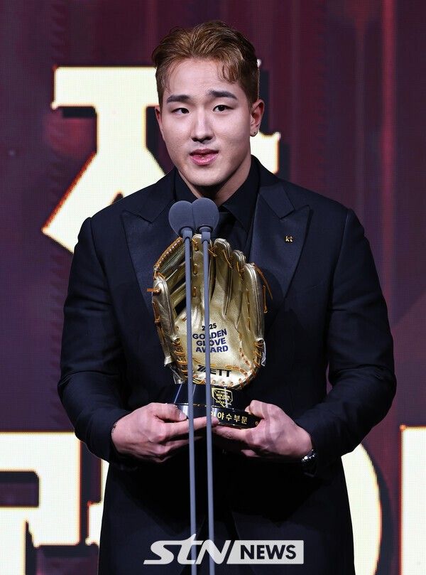 kt 위즈 안현민이 9일 서울 송파구 롯데호텔 월드에서 열린 '2025 KBO 골든글러브 시상식'에서 외야수 골든글러브를 수상 후 소감을 밝히고 있다. /사진=뉴시스