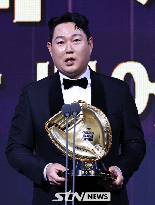 두산 양의지가 9일 서울 송파구 롯데호텔 월드에서 열린 '2025 KBO 골든글러브 시상식'에서 포수 골든글러브를 수상 후 소감을 밝히고 있다. /사진=뉴시스
