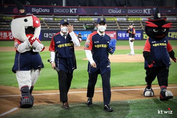 KT 위즈에 입단해 신인 입단 행사 당시 시구와 시포를 맡았던 박영현과 안현민. /사진=KT 위즈