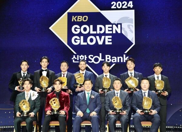 허구연 KBO 총재와 골든글러브 수상자들이 13일 오후 서울 강남구 코엑스 오디토리움에서 열린 2024 KBO 골든글러브 시상식에서 기념촬영을 하고 있다. 앞줄 왼쪽부터 유격수 부문 수상 KIA 박찬호, 3루수 부문 KIA 김도영, 허 총재, 외야수 부문 로하스 대리수상 kt 유한준 코치, 지명타자 부문 KIA 최형우, 페어플레이상 삼성 원태인(뒷줄 왼쪽부터), 외야수 부문 삼성 구자욱, 골든 포토상 KIA 김태군, 1루수 부문 LG 오스틴, 투수부문 하트 대리수상 NC 전민수 코치, 포수 부문 삼성 강민호, 2루수 부문 김혜성 대리수상 키움 박정음 코치. /사진=뉴시스