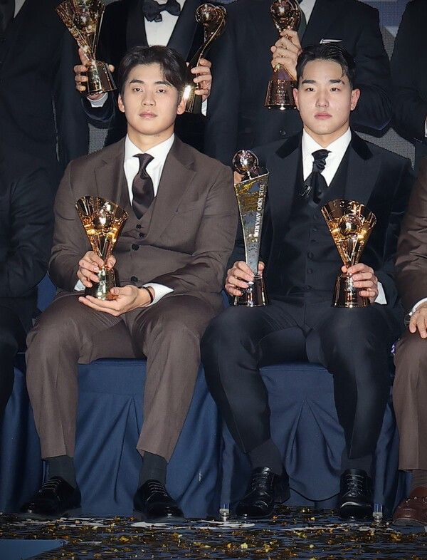 1일 KBO 시상식에서 나란히 구원상과 신인상을 받은 박영현과 안현민. /사진=KT 위즈