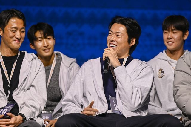 지난&nbsp;6일 서울시 강서구에 위치한&nbsp;ASSA 아트홀에서 진행된 팬 미팅 '파이널 터치'에 나선 서울이랜드 선수단. /사진=서울이랜드