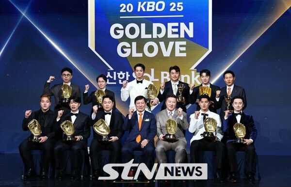 허구연 KBO 총재가 9일 서울 송파구 롯데호텔 월드에서 열린 '2025 KBO 골든글러브 시상식'에서 골든글러브 수상자와 대리수상자들과 기념촬영하고 있다. 왼쪽 위부터 시계방향 골든글러브 투수 코디 폰세 대리수상 한화 손혁 단장, 외야 빅터 레이예스 대리수상 롯데 박준혁 단장, 외야 구자욱, 특별상 페어플레이상 SSG 노경은, 골든포토상 LG 박해민, 감독상 LG 염경염 감독, 2루 LG 신민재, 유격수 NC 김주원, 지명타자 삼성 최형우, 허 KBO 총재, 포수 두산 양의지, 3루수 키움 송성문, 외야 kt 안현민. /사진=뉴시스