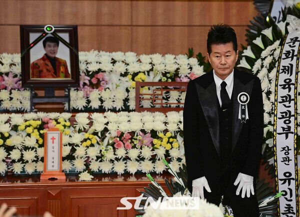 가수 태진아가 9일 서울 종로구 서울대학교병원 장례식장에서 진행된 고 송대관의 영결식에서 추도사를 하고 있다. 사진┃뉴시스/공동취재단