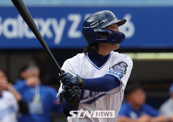 13일 오후 대구 수성구 삼성라이온즈파크에서 열린 2024 KBO 포스트시즌 플레이오프 1차전 LG 트윈스와 삼성 라이온즈의 경기, 3회말 무사 1,3루 삼성 구자욱 3점 홈런을 치고 있다. 사진┃뉴시스