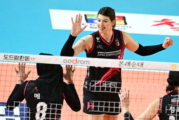 정관장의 부키리치가 31일 오후 7시 대전 충무체육관에서 치러진 IBK기업은행과의 도드람 2024-2025 V리그 5라운드 경기에서 득점 후 메가와 자축하고 있다. 사진┃KOVO