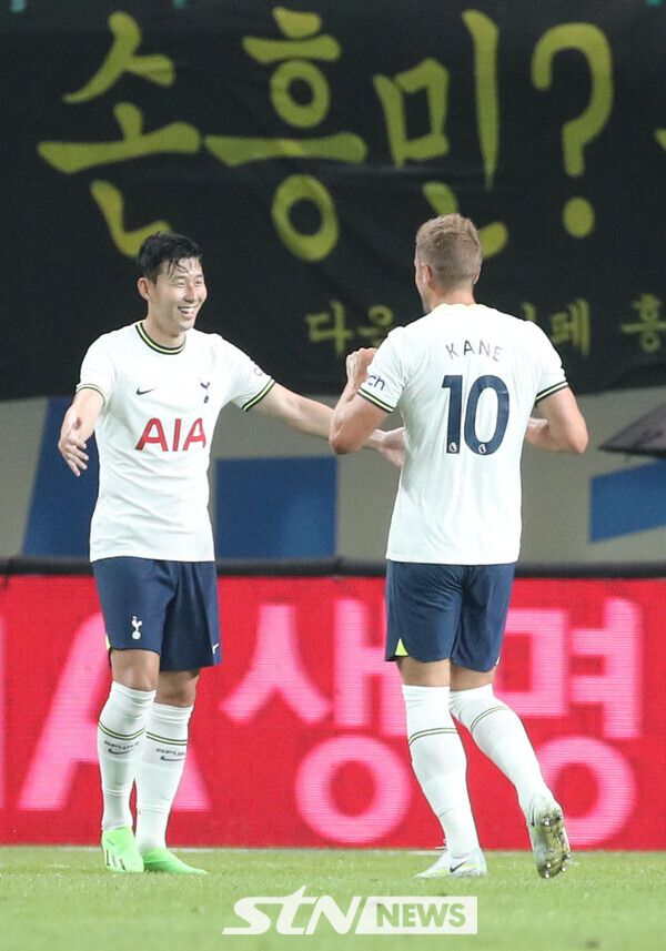 손흥민과 해리 케인이 적으로 만난다. 대한민국에서 대결을 펼칠 예정이라서 더 관심을 끈다. 영국 매체 ‘풋볼 런던’은 20일 “토트넘 홋스퍼와 바이에른 뮌헨이 여름 대한민국에서 프리시즌 경기를 치른다”고 전했다. 이어 “토트넘과 바이에른 뮌헨은 쿠팡플레이 시리즈로 대한민국을 찾는다”고 덧붙였다. 토트넘은 7월 28일 팀 K리그와 대결을 펼친 후 8월 2일 바이에른 뮌헨과 만날 예정이다. 김민재까지 볼거리가 풍성할 전망이다. 사진┃뉴시스