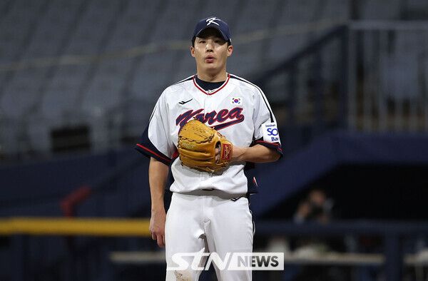 6일 서울 구로구 고척스카이돔에서 2024 WBSC 프리미어12를 앞두고 열린 한국 야구대표팀과 상무의 연습경기, 4회초 대표팀 임찬규가 역투하고 있다. 사진┃뉴시스
