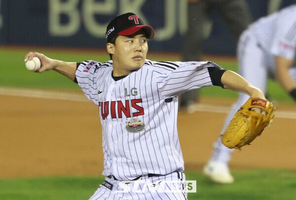 17일 서울 송파구 잠실야구장에서 열린 2024 KBO 포스트시즌 플레이오프 3차전 삼성 라이온즈와 LG 트윈스의 경기, 1회초 LG 선발 임찬규가 역투하고 있다. 사진┃뉴시스