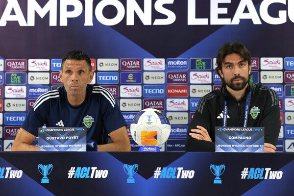 전북현대의 거스 포옛 감독과 공격수 콤파뇨. 사진┃전북현대