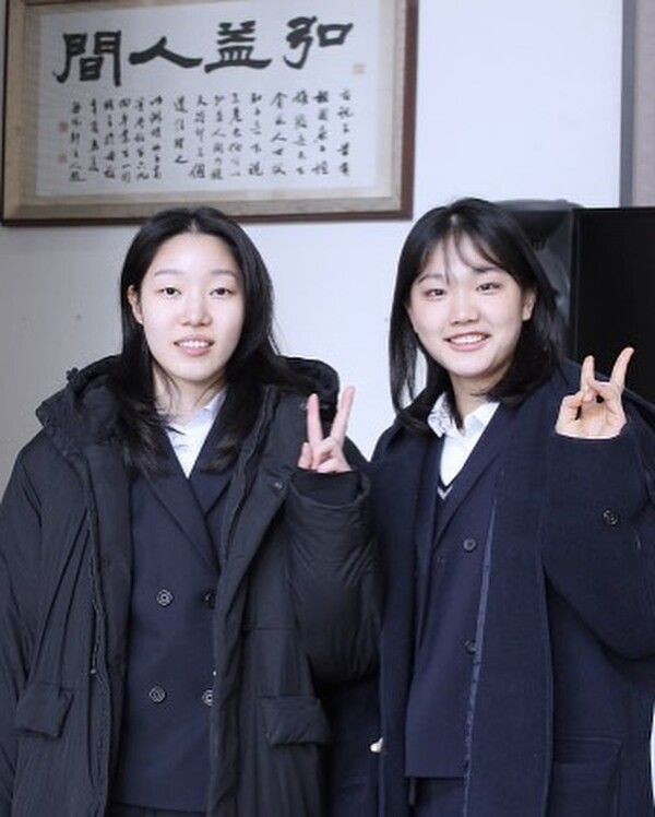 지난 10일 졸업식을 마친 이민지(좌측). 사진┃우리은행 우리WON 공식 SNS