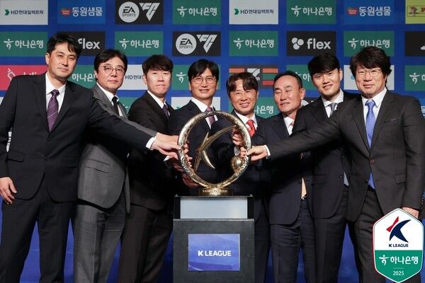 8개팀 감독 단체사진. 사진┃한국프로축구연맹