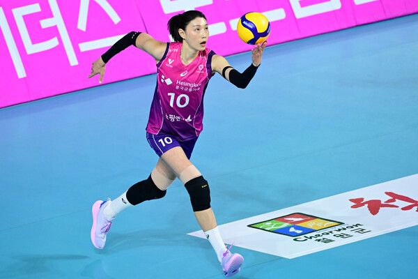 흥국생명의 김연경이 13일 인천 삼산월드체육관에서 치러진 GS칼텍스와의 도드람 2024-2025 V리그 5라운드 경기에서 공격을 시도하고 있다. 사진┃KOVO