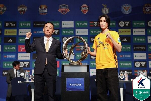 제주SK 김학범 감독과 김주공. 사진┃한국프로축구연맹