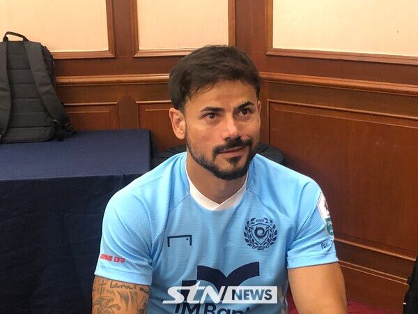 취재진과 인터뷰를 나누는 세징야. 홍은동=사진┃이형주 기자