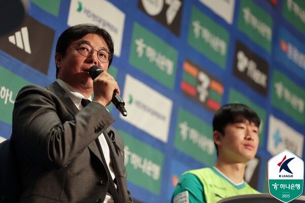 대전하나시티즌 황선홍 감독과 이창근. 사진┃한국프로축구연맹