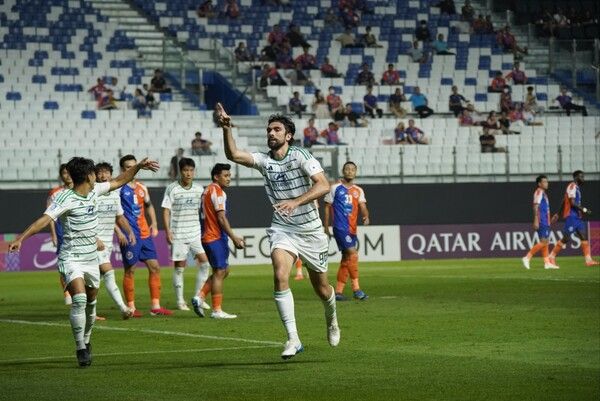 전북현대 콤파뇨가 13일(한국시간) 태국 방콕에 위치한 BG스타디움에서 치러진 포트FC와의 2024/25시즌 아시아축구연맹(AFC) 챔피언스리그2(ACLT) 16강 1차전에서 득점 후 세리머니 중이다. 사진┃전북현대
