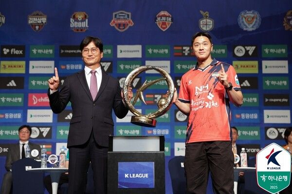 김천상무 정정용 감독과 김민덕. 사진┃한국프로축구연맹
