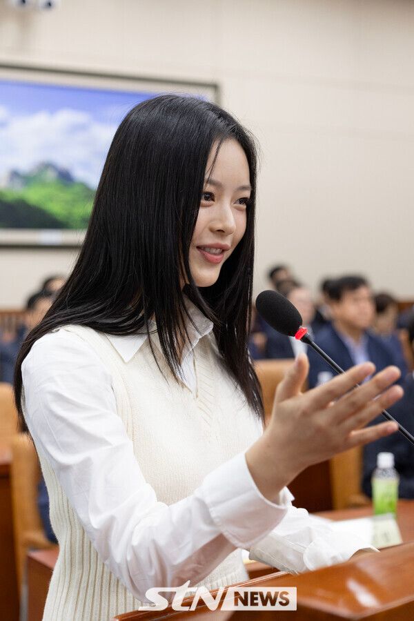 뉴진스 멤버 하니 팜이 15일 오후 서울 여의도 국회에서 열린 환경노동위원회의 경제사회노동위원회, 중앙노동위원회, 최저임금위원회 등에 대한 국정감사에서 직장 내 괴롭힘 문제와 관련해 증언하고 있다. 사진┃뉴시스/국회사진기자단