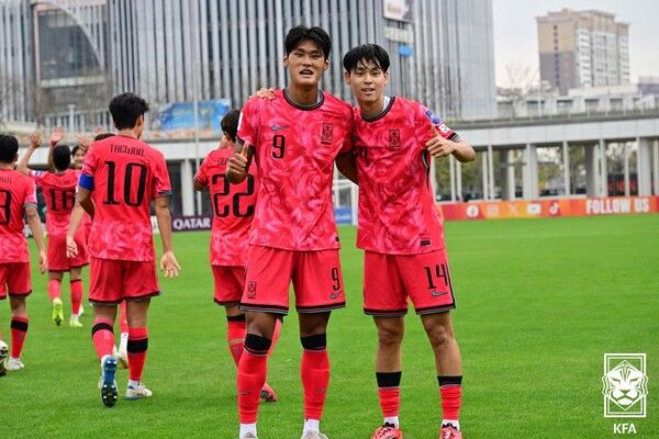 대한민국 U-20 대표팀의 백민규(오른쪽)가 14일(한국시간) 중국 선전에 위치한 룽화 컬처럴 앤드 스포츠 센터 스타디움에서 치러진 시리아와의 2025 아시아축구연맹(AFC) U-20 아시안컵 조별 예선 D조 1차전에서 득점 후 동료 하정우와 기념 촬영 중이다. 사진┃대한축구협회