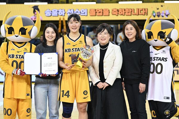 13일 청주에서 열린 송윤하의 특별한 졸업식. 사진┃WKBL