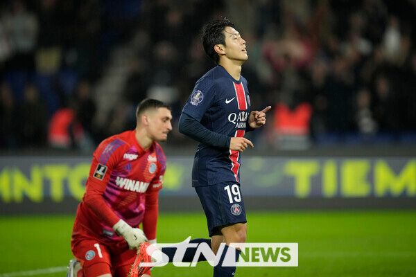 20일(한국시각) 프랑스 파리의 파르크 데 프랭스에서 열린 스트라스부르와의 '2024~2025시즌 프랑스 리그앙' 8라운드 홈경기에서 이강인이 골을 넣고 세리머니를 하고 있다. 사진┃뉴시스/AP