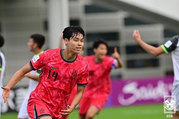 대한민국 U-20 대표팀의 백민규가 14일(한국시간) 중국 선전에 위치한 룽화 컬처럴 앤드 스포츠 센터 스타디움에서 치러진 시리아와의 2025 아시아축구연맹(AFC) U-20 아시안컵 조별 예선 D조 1차전에서 득점 후 세리머니 중이다. 사진┃대한축구협회