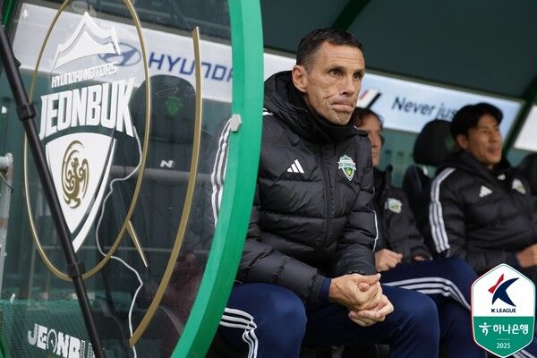 전북현대의 거스 포옛 감독이 16일 전주월드컵경기장에서 치러진 김천상무와의 하나은행 K리그1 2025 1라운드 경기에서 그라운드를 응시하고 있다. 사진┃한국프로축구연맹