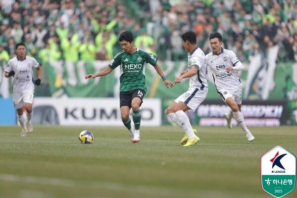 전북현대의 전진우가 16일 전주월드컵경기장에서 치러진 김천상무와의 하나은행 K리그1 2025 1라운드 경기에서 돌파 중이다. 사진┃한국프로축구연맹
