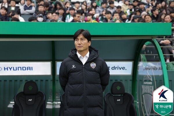 김천상무의 정정용 감독이 16일 전주월드컵경기장에서 치러진 전북현대와의 하나은행 K리그1 2025 1라운드 경기에서 그라운드를 바라보고 있다. 사진┃한국프로축구연맹